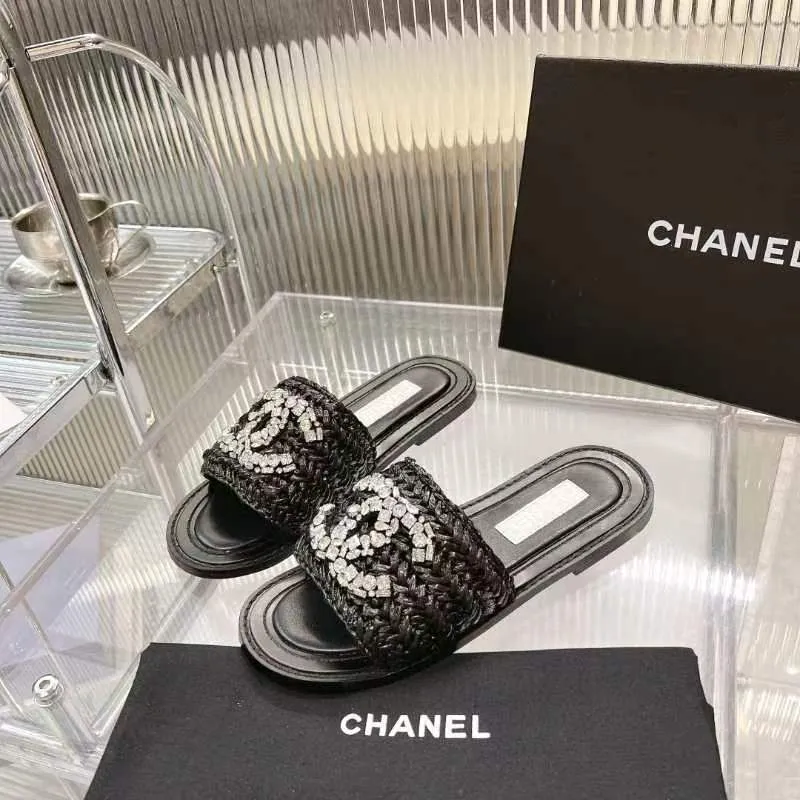 👟👟Ex-factory price 520👟👟 [Ready stock] 𝐂𝐡an𝐞𝐥 23 hot items! bing bing 23 early spring vacation series, the most beautiful rhinestone woven slippers, everyone is crazy to stock up, they are all crazy, it is really long grass, leisurely charm, close your eyes and enter the series!  💭Color: Black/Apricot/White 💭Upper: The upper is made of imported raffia and is fully hand-woven and very comfortable! The hand-made diamond jewelry is sparkling enough 💭Inner pads: imported sheepskin lining and pads 💭Outsole: genuine leather outsole (complex leather outsole with ten grooves and stitching, very particular about material workmanship) 💭Code number: 35-42 (41 and 42 are custom-made and cannot be returned or exchanged)